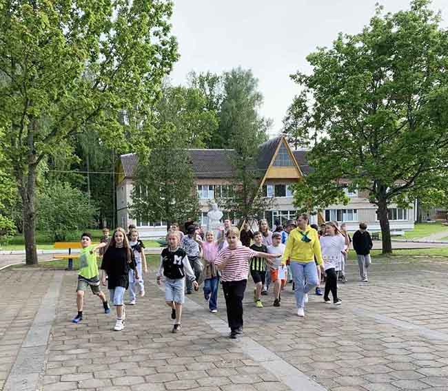 ВЕСЕЛО И ШУМНО НА «ЛЕСНОЙ ПОЛЯНЕ»